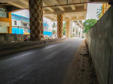Bangalore, Karnataka / Hindistan-Haziran 04: 2020 Namma Metro Green Line Konanakunte Metro Binası, Yoğun Trafik Üstgeçidi Altında