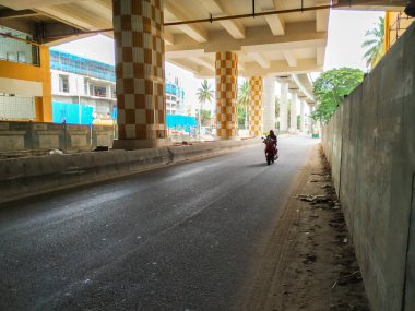 Bangalore, Karnataka / Hindistan-Haziran 04: 2020 Namma Metro Green Line Konanakunte Metro Binası, Yoğun Trafik Üstgeçidi Altında