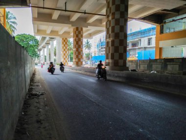 Bangalore, Karnataka / Hindistan-Haziran 04: 2020 Namma Metro Green Line Konanakunte Metro Binası, Yoğun Trafik Üstgeçidi Altında
