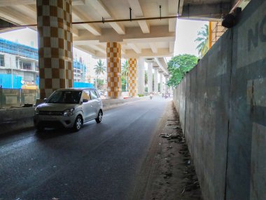 Bangalore, Karnataka / Hindistan-Haziran 04: 2020 Namma Metro Green Line Konanakunte Metro Binası, Yoğun Trafik Üstgeçidi Altında