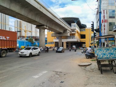 Bangalore, Karnataka / Hindistan-Haziran 04: 2020 Namma Metro Green Line Konanakunte Metro Binası, Yoğun Trafik Üstgeçidi Altında