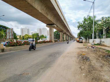 Bangalore, Karnataka / Hindistan-Haziran 04: 2020: Namma Metro ve Yelachenahalli Green Line Metro İstasyonu yakınlarındaki Kanakapura Yolu 'ndaki Meşgul Asfalt Yolu' nun güzel manzarası.