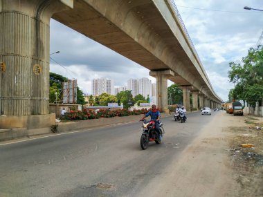 Bangalore, Karnataka / Hindistan-Haziran 04: 2020: Namma Metro ve Yelachenahalli Green Line Metro İstasyonu yakınlarındaki Kanakapura Yolu 'ndaki Meşgul Asfalt Yolu' nun güzel manzarası.