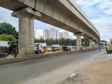 Bangalore, Karnataka / Hindistan-Haziran 04: 2020: Namma Metro ve Yelachenahalli Green Line Metro İstasyonu yakınlarındaki Kanakapura Yolu 'ndaki Meşgul Asfalt Yolu' nun güzel manzarası.