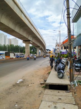 Bangalore, Karnataka / Hindistan-Haziran 04: 2020: Namma Metro ve Yelachenahalli Green Line Metro İstasyonu yakınlarındaki Kanakapura Yolu 'ndaki Meşgul Asfalt Yolu' nun güzel manzarası.