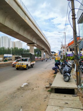 Bangalore, Karnataka / Hindistan-Haziran 04: 2020: Namma Metro ve Yelachenahalli Green Line Metro İstasyonu yakınlarındaki Kanakapura Yolu 'ndaki Meşgul Asfalt Yolu' nun güzel manzarası.