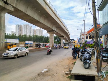 Bangalore, Karnataka / Hindistan-Haziran 04: 2020: Namma Metro ve Yelachenahalli Green Line Metro İstasyonu yakınlarındaki Kanakapura Yolu 'ndaki Meşgul Asfalt Yolu' nun güzel manzarası.