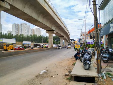 Bangalore, Karnataka / Hindistan-Haziran 04: 2020: Namma Metro ve Yelachenahalli Green Line Metro İstasyonu yakınlarındaki Kanakapura Yolu 'ndaki Meşgul Asfalt Yolu' nun güzel manzarası.
