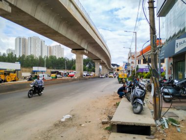 Bangalore, Karnataka / Hindistan-Haziran 04: 2020: Namma Metro ve Yelachenahalli Green Line Metro İstasyonu yakınlarındaki Kanakapura Yolu 'ndaki Meşgul Asfalt Yolu' nun güzel manzarası.