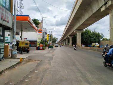 Bangalore, Karnataka / Hindistan-Haziran 04: 2020: Namma Metro ve Yelachenahalli Green Line Metro İstasyonu yakınlarındaki Kanakapura Yolu 'ndaki Meşgul Asfalt Yolu' nun güzel manzarası.