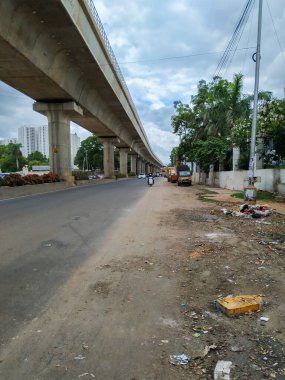 Bangalore, Karnataka / Hindistan-Haziran 04: 2020: Namma Metro ve Yelachenahalli Green Line Metro İstasyonu yakınlarındaki Kanakapura Yolu 'ndaki Meşgul Asfalt Yolu' nun güzel manzarası.