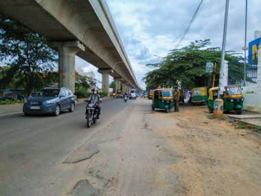 Bangalore, Karnataka / Hindistan-Haziran 04: 2020: Metro Cash and Carry Binası önündeki Oto Rickshaw durağı Kanakapura Yolu, Yelachenahalli, Konananakunte Kavşağı