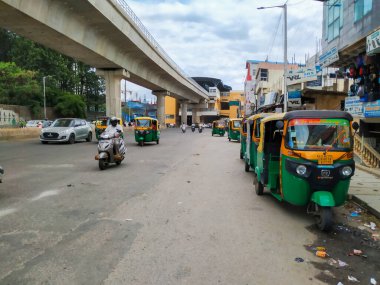 Bangalore, Karnataka / Hindistan-Haziran 04: 2020: Metro Cash and Carry Binası önündeki Oto Rickshaw durağı Kanakapura Yolu, Yelachenahalli, Konananakunte Kavşağı
