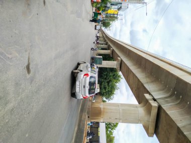 Bangalore, Karnataka / Hindistan-Haziran 04: 2020: Namma Metro ve Yelachenahalli Green Line Metro İstasyonu yakınlarındaki Kanakapura Yolu 'ndaki Meşgul Asfalt Yolu' nun güzel manzarası.