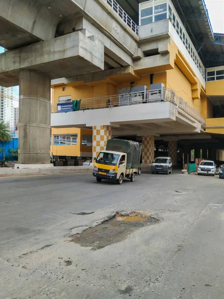 班加罗尔 卡纳塔克邦 2020年6月04日 纳马地铁绿线科纳南昆特地铁站大楼的美丽地标 天桥下繁忙的交通 — 图库照片