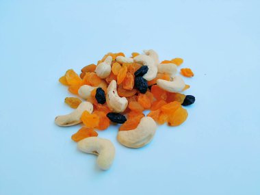 Kuru meyveler ve fındıklar beyaz arka planda izole edildi