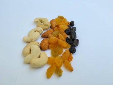 Kuru meyveler ve fındıklar beyaz arka planda izole edildi