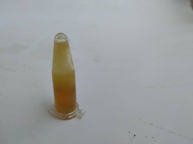 Bangalore, Karnataka / India-Mar 08 2020: Ayurvedic Swarna Bindu Prashana Medicine Tube beyaz bir arka planda izole edildi. Bebek için iyi. Ayurveda 'da çocuklar için tanımlanan 16 temel ritüelden biridir..