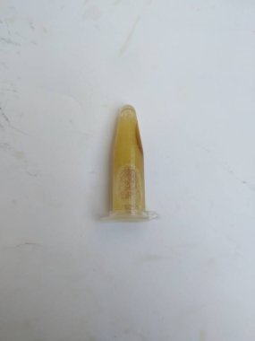 Bangalore, Karnataka / India-Mar 08 2020: Ayurvedic Swarna Bindu Prashana Medicine Tube beyaz bir arka planda izole edildi. Bebek için iyi. Ayurveda 'da çocuklar için tanımlanan 16 temel ritüelden biridir..