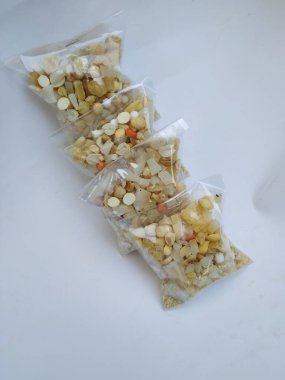 Sankranti ya da Karnataka 'daki pongal festivalinde paylaşılacak bir paket ellu bella / Jaggery ve Susam tohumları karışımı