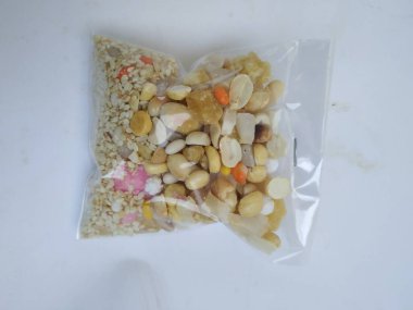 Sankranti ya da Karnataka 'daki pongal festivalinde paylaşılacak bir paket ellu bella / Jaggery ve Susam tohumları karışımı