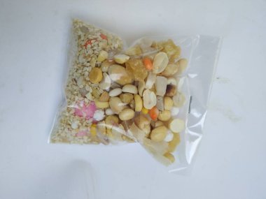 Sankranti ya da Karnataka 'daki pongal festivalinde paylaşılacak bir paket ellu bella / Jaggery ve Susam tohumları karışımı