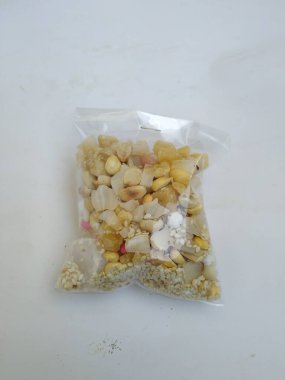 Sankranti ya da Karnataka 'daki pongal festivalinde paylaşılacak bir paket ellu bella / Jaggery ve Susam tohumları karışımı