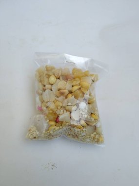 Sankranti ya da Karnataka 'daki pongal festivalinde paylaşılacak bir paket ellu bella / Jaggery ve Susam tohumları karışımı