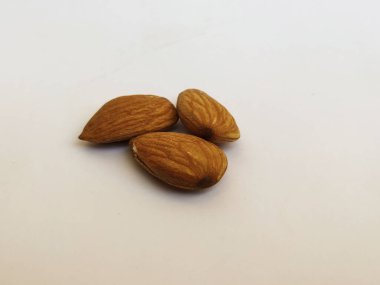 Beyaz arka planda izole edilmiş üç badem fıstığının yakın çekimi