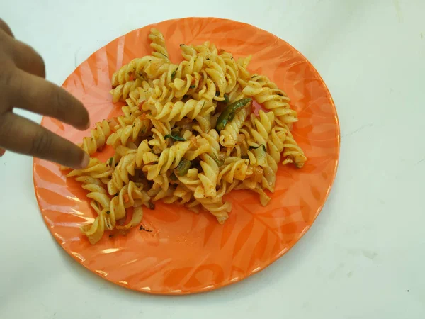 Pasta Una Placa Color Naranja Aislada Fondo Blanco —  Fotos de Stock