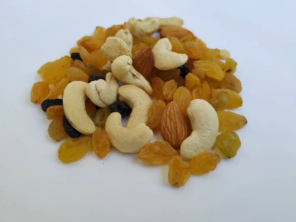 Suché Ovoce Ořechy Hromada Izolovaných Bílém Pozadí — Stock fotografie