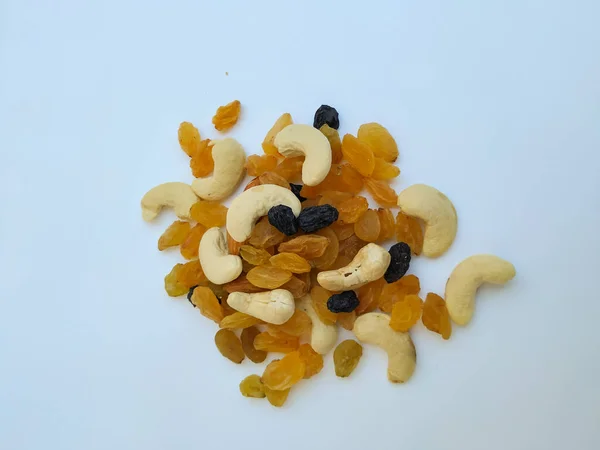 Trockene Früchte Und Nüsse Haufen Isoliert Einem Weißen Hintergrund — Stockfoto