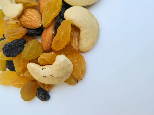 Trockene Früchte Und Nüsse Haufen Isoliert Einem Weißen Hintergrund — Stockfoto