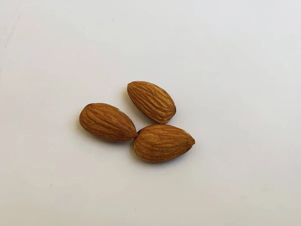 Detailní Záběr Tří Mandlové Ořechy Izolované Bílém Pozadí — Stock fotografie