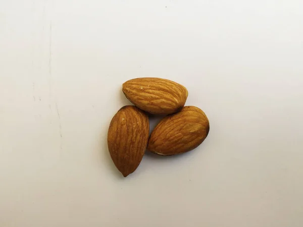 Closeup Três Amendoins Isolados Fundo Branco — Fotografia de Stock
