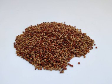 Raw Ragi protein, lif, kalsiyum ve demir açısından zengindir, osteoporoz ve kolesterolü önler, kemiği güçlendirir. Ragi Yığını ve Yığını beyaz arka planda izole edildi