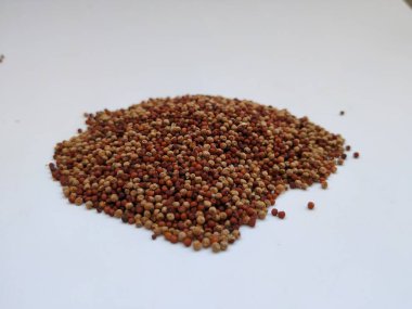 Raw Ragi protein, lif, kalsiyum ve demir açısından zengindir, osteoporoz ve kolesterolü önler, kemiği güçlendirir. Ragi Yığını ve Yığını beyaz arka planda izole edildi