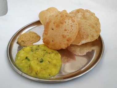 Kızarmış Poori ya da Puri baharatlı patates, köri ve hindistancevizi Chatney ile servis edilir. Mayasız, bol yağda kızartılmış bir ekmek, Hint alt kıtasından geliyor..