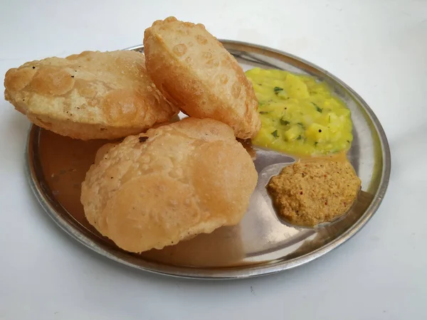 Τηγανιτό Poori Puri Σερβίρεται Πικάντικο Κρεμμύδι Πατάτας Κάρυ Και Coconut — Φωτογραφία Αρχείου