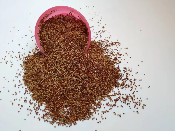 Dispersión Caída Raw Ragi Mano Cuenco Rosa Aislado Fondo Blanco — Foto de Stock