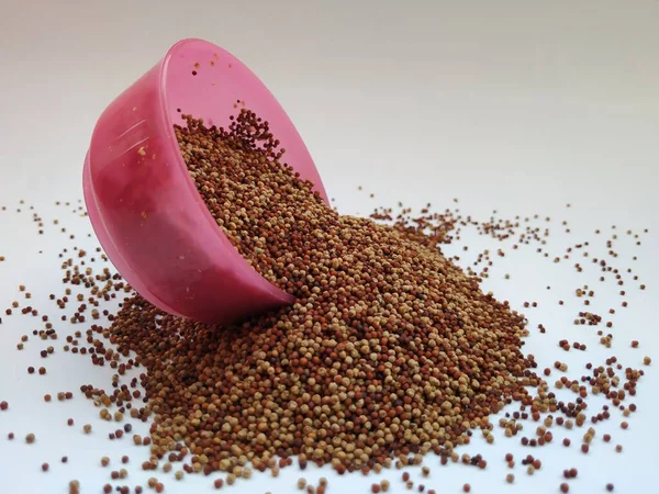 Dispersión Caída Raw Ragi Mano Cuenco Rosa Aislado Fondo Blanco — Foto de Stock