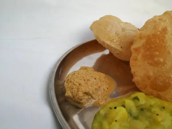 Friterad Poori Eller Puri Serveras Med Kryddig Potatis Lök Curry — Stockfoto