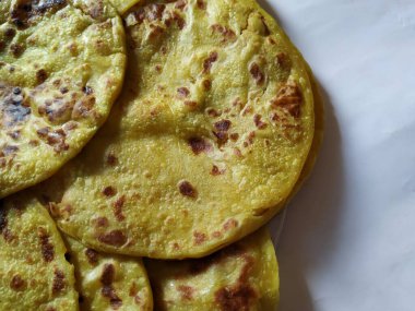 Beyaz Arkaplanda izole edilmiş bir tabakta Geleneksel Sarı Renk Dal Obbattu veya Holige Grubu