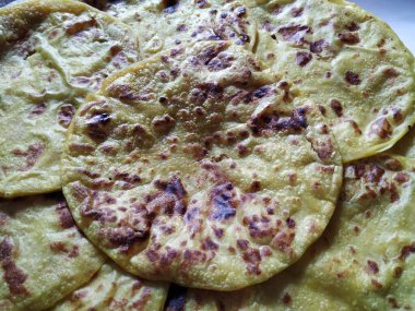 Beyaz Arkaplanda izole edilmiş bir tabakta Geleneksel Sarı Renk Dal Obbattu veya Holige Grubu