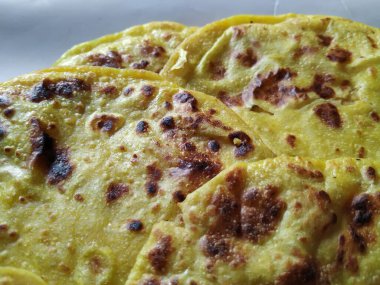 Beyaz Arkaplanda izole edilmiş bir tabakta Geleneksel Sarı Renk Dal Obbattu veya Holige Grubu