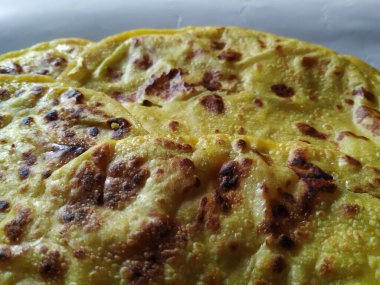 Beyaz Arkaplanda izole edilmiş bir tabakta Geleneksel Sarı Renk Dal Obbattu veya Holige Grubu