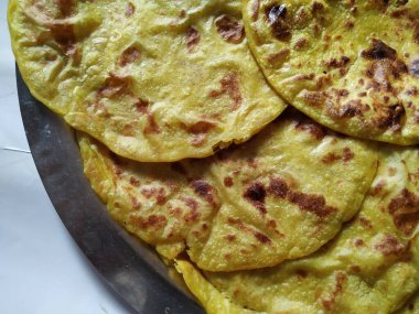 Beyaz Arkaplanda izole edilmiş bir tabakta Geleneksel Sarı Renk Dal Obbattu veya Holige Grubu