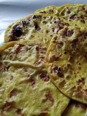 Beyaz Arkaplanda izole edilmiş bir tabakta Geleneksel Sarı Renk Dal Obbattu veya Holige Grubu