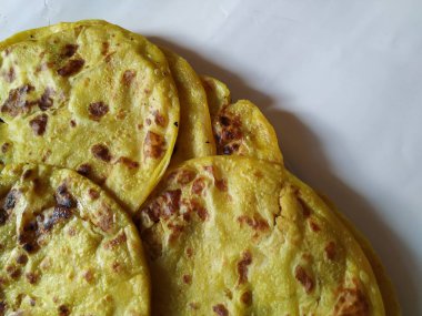 Beyaz Arkaplanda izole edilmiş bir tabakta Geleneksel Sarı Renk Dal Obbattu veya Holige Grubu