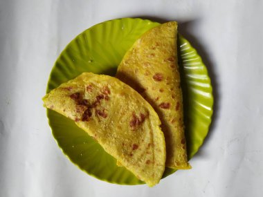 Beyaz Arkaplanda izole edilmiş bir tabakta Geleneksel Sarı Renk Dal Obbattu veya Holige Grubu